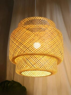 نجفة خيزران طبيعية تعكس ضوءًا دافئًا بنقشة جميلة على الجدار، مثالية للغرف والديكورات الهادئة.