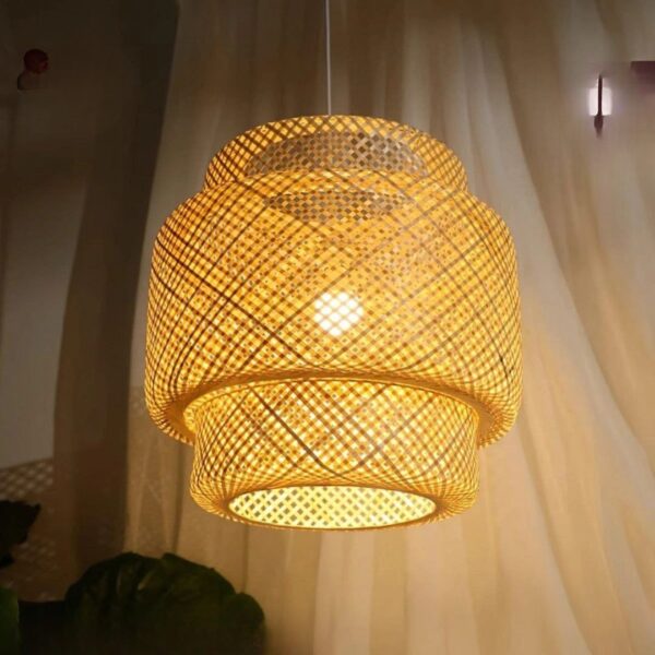 نجفة خيزران طبيعية تعكس ضوءًا دافئًا بنقشة جميلة على الجدار، مثالية للغرف والديكورات الهادئة.