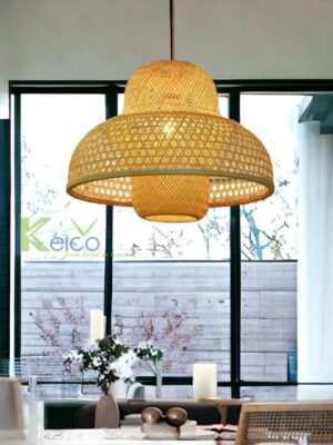 نجفة خوص طبيعي بتصميم يدوي يعكس دفء وجمال الإضاءة في المساحات العصرية، مناسبة لغرف الطعام والمطاعم والكافيهات.