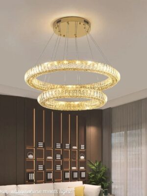 تصميم فاخر بحلقتين ذهبيتين مع كريستال عالي اللمعان، وإضاءة LED قابلة للتحكم بالريموت بين ثلاث درجات لون، لتزيين الصالونات وغرف الضيوف بلمسة مودرن فاخرة.