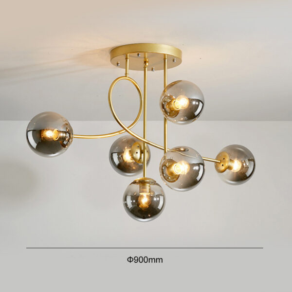 نجفة فاخرة بتصميم عصري مع شاسيه ذهبي وبلورات شفافة تمنح المكان إضاءة مشرقة وراقية.