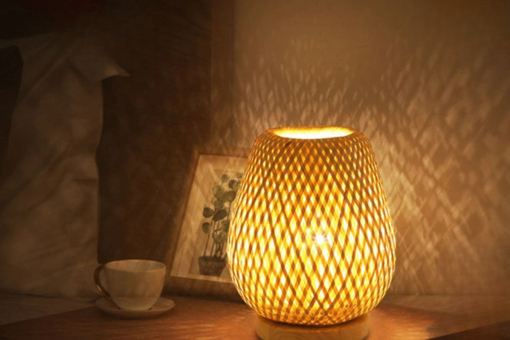 أباجورة خشبية بتصميم فني جميل تمنح إضاءة هادئة مناسبة لغرف النوم والاسترخاء.