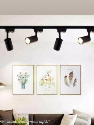 كشاف LED ماجنتيك للمحلات والمكاتب – أبيض/أسود 10W/20W/30W – هيكل ألومنيوم إضاءة عصرية وموفرة للطاقة لمتجرك أو مكتبك! كشاف LED ماجنتيك متين وسهل التركيب على المسارات، متوفر باللون الأبيض والأسود وبقدرات مختلفة لتناسب أي مساحة.