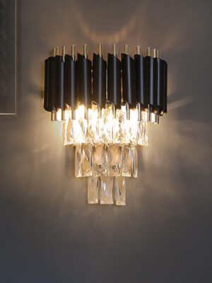 "ارتقِ بمساحتك مع هذا الأبليك الجداري الأنيق، المزود بقاعدة معدنية سوداء أنيقة، لمسات ذهبية، وزجاج كريستالي متلألئ. مثالي لإضفاء لمسة راقية على أي غرفة."