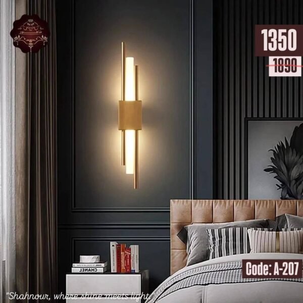 modern-gold-wall-sconce-A207.png أبليك حائط مودرن ليد خطي طويل باللون الذهبي في غرفة معيشة فاخرة.
