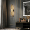 modern-gold-wall-sconce-A207.png أبليك حائط مودرن ليد خطي طويل باللون الذهبي في غرفة معيشة فاخرة.